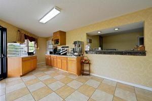 Η κουζίνα ή μικρή κουζίνα στο Americas Best Value Inn Canton, NC