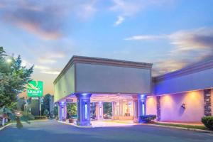 un minimarket con luci blu in un parcheggio di Quality Inn & Conference Center a West Chesterfield
