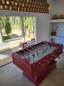 ラメトリャ・デ・マールにあるLaCasadelMarAmetllaの部屋にある大きな赤いビリヤード台