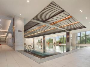 Bazén v ubytování Hangzhou Blossom Water Museum Hotel nebo v jeho okolí