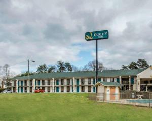 a hotel with a sign for a south inn at Quality Inn Reidsville Hwy 29 in Reidsville