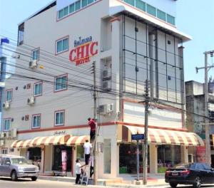 スラート・ターニーにあるChic Hotel Suratthaniの柱立ち