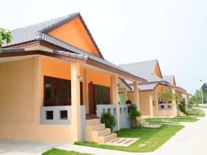a row of houses with orange at Juntima Boutique Hotel in Ban Rong Rakam