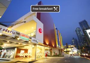 een tankstation met een bord met gratis ontbijt bij Amaris Hotel La Codefin Kemang in Jakarta