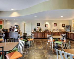 Restaurace v ubytování Comfort Suites near Hot Springs Park