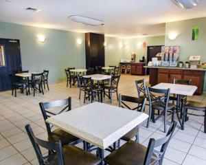 a dining room with tables and chairs in a restaurant at Quality Inn & Suites Airport in Austin