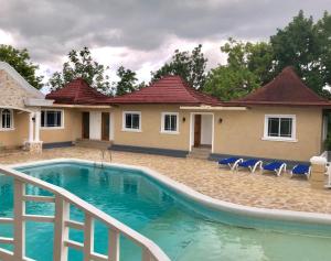 una piscina frente a una casa en Gold Nugget Hotel, en Negril