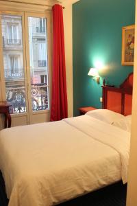a hotel room with a bed and a window at Metropol in Paris