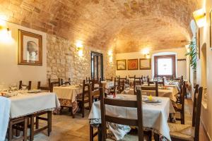 un restaurante con mesas y sillas en una habitación en La Locanda di Mariella dal 1950, en Poggio Picenze
