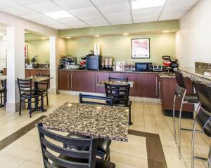 Gallery image of Econo Lodge Inn & Suites Near Bricktown in Midway Village