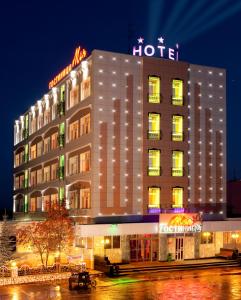 un hôtel avec des lumières sur le côté d'un bâtiment dans l'établissement Moya Hotel, à Samara