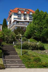 un edificio con escaleras delante de un edificio en Hotel Kammerer en Sankt Georgen im Schwarzwald