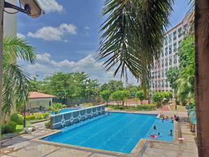 Bazén v ubytování Fully-furnished 2BR Condo in Pasig, Cainta nebo v jeho okolí