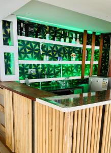 La sala de estar o bar de Kantree House - Safari Suites