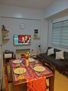 TV a/nebo společenská místnost v ubytování Fully-furnished 2BR Condo in Pasig, Cainta