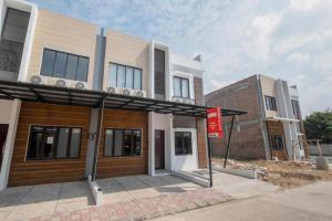 TelukjambeにあるOYO Life 3246 Walnut Inn G-10の前に赤い看板がある建物