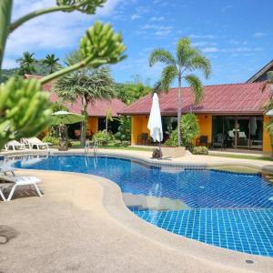 La pileta dentro o cerca de Kamala Tropical Garden Hotel