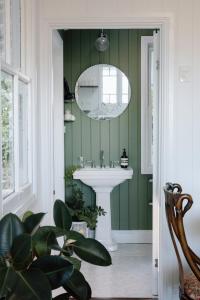 Gracie Cottage Romantic Secluded Hinterland Escape for 2 في مابيلتون: حمام مع حوض ومرآة