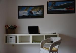 - Escritorio blanco con silla en la habitación en Summer Breeze, en Punat