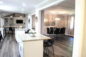 een keuken en een woonkamer met een eetkamer bij Indian Lakes in Stone Mountain