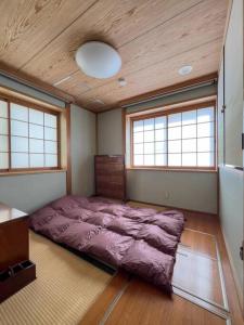 吹田市にあるMisato Guest Houseの窓付きのベッドルーム1室(大型ベッド1台付)