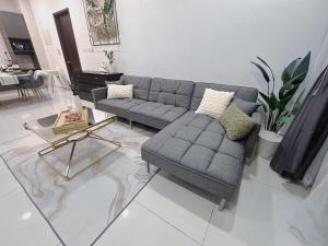 Posezení v ubytování Wind Serenity at Country Garden Danga Bay with 2CarParks FOC Netflix Access and YouTube Premium 3Beds3Bath for 6-13pax by Minshuku