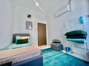 a bedroom with a bed and a door in it at Homie 3 Rooms airconds with living hall aircond with pool and free wifi - 500meter from Hospital Sultanah Bahiyah Alor Setar Kedah in Kampong Masjid