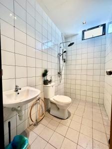 a bathroom with a toilet and a sink at Homie 3 Rooms airconds with living hall aircond with pool and free wifi - 500meter from Hospital Sultanah Bahiyah Alor Setar Kedah in Kampong Masjid