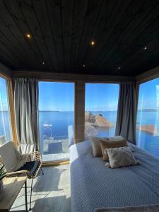 a bedroom with a bed and a view of the ocean at Mökkilautta in Kalajoki