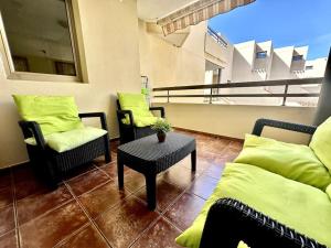 a living room with two chairs and a table at Sol & Mar in El Médano