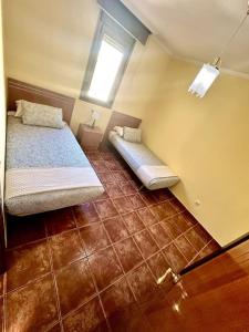 a bedroom with two beds and a window on the wall at Sol & Mar in El Médano