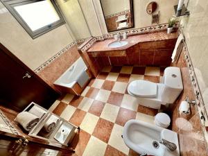 a bathroom with two sinks and a toilet and a sink at Sol & Mar in El Médano