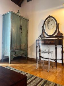 a room with a table and a green cabinet and a chair at Gar Anat Hotel Boutique in Granada