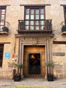 a doorway to a building with a balcony above it at Gar Anat Hotel Boutique in Granada