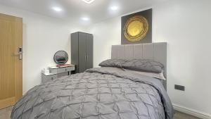 Postel nebo postele na pokoji v ubytování 4br-7guests-freeparking-garden-nearmanchester