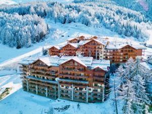 an aerial view of a lodge in the snow at Sainte-Foy Station, Appartement 2 chambres rénové, Vue vallée, Skis aux pieds in Sainte-Foy-Tarentaise