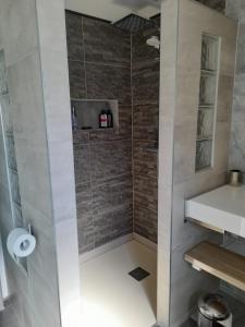 Koupelna v ubytování appartement très chaleureux cocooning et calme
