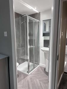 une salle de bain avec douche et toilettes dans l'établissement Ivy House, three bed cottage, parking garden, à Skipsea 15 autres photos