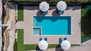 Bazén v ubytovaní Nancy's budget villa with pool & Jacuzzi by "elite" alebo v jeho blízkosti