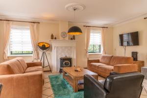 Una sala de estar con dos sofás y una chimenea. en Buitenplaats 67, en Callantsoog