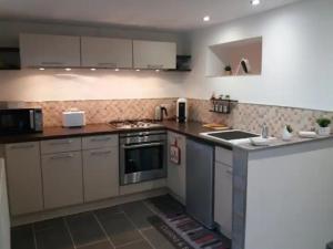 Kuchyň nebo kuchyňský kout v ubytování appartement très chaleureux cocooning et calme