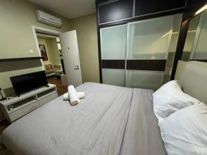 Postel nebo postele na pokoji v ubytování Comfy & Modern 1BR At Central