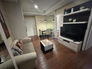 TV a/nebo společenská místnost v ubytování Comfy & Modern 1BR At Central
