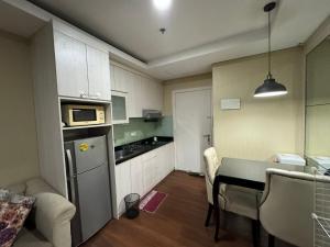 Kuchyň nebo kuchyňský kout v ubytování Comfy & Modern 1BR At Central