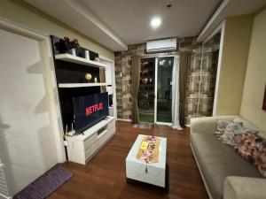 Posezení v ubytování Comfy & Modern 1BR At Central