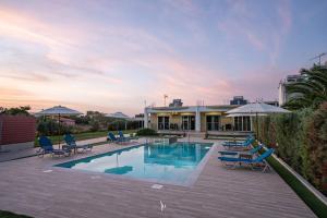 Bazén v ubytovaní Nancy's budget villa with pool & Jacuzzi by "elite" alebo v jeho blízkosti