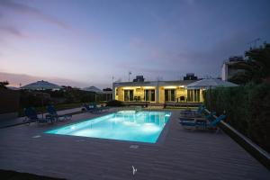 Bazén v ubytovaní Nancy's budget villa with pool & Jacuzzi by "elite" alebo v jeho blízkosti