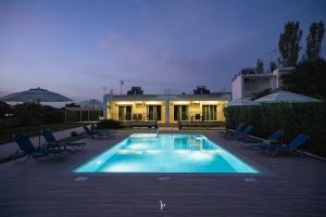 Bazén v ubytovaní Nancy's budget villa with pool & Jacuzzi by "elite" alebo v jeho blízkosti