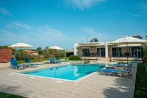 Bazén v ubytovaní Nancy's budget villa with pool & Jacuzzi by "elite" alebo v jeho blízkosti