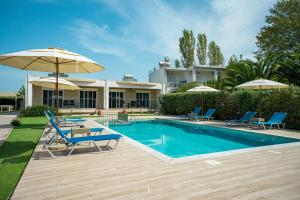Bazén v ubytovaní Nancy's budget villa with pool & Jacuzzi by "elite" alebo v jeho blízkosti